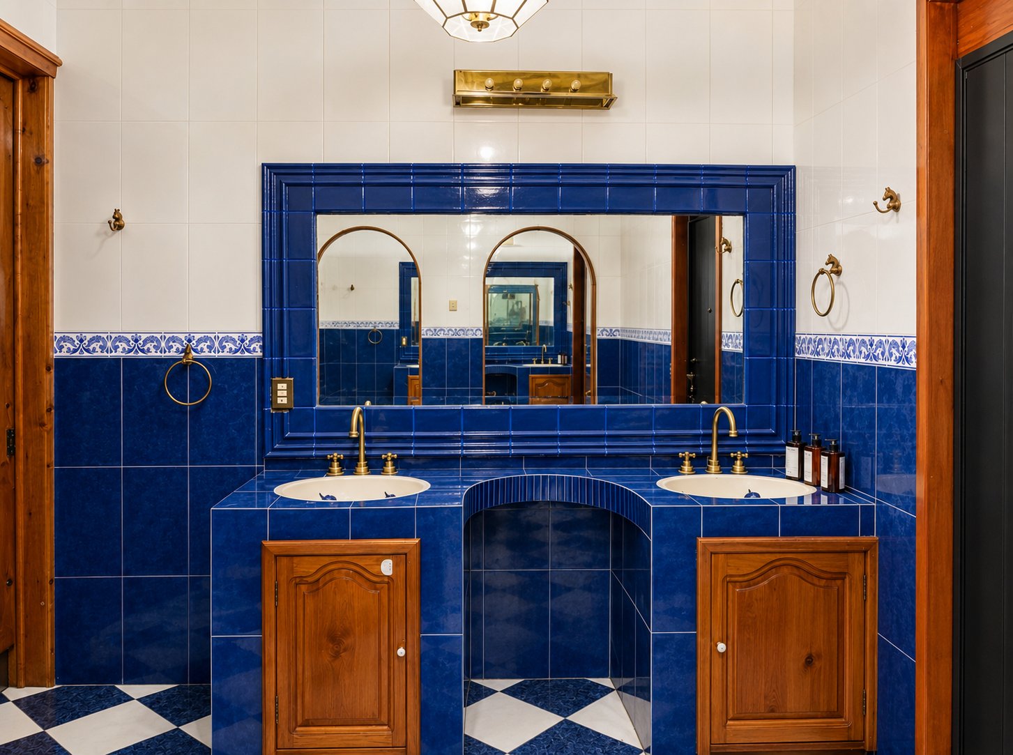 Suite Luna · Baño de talavera con lavabos dobles